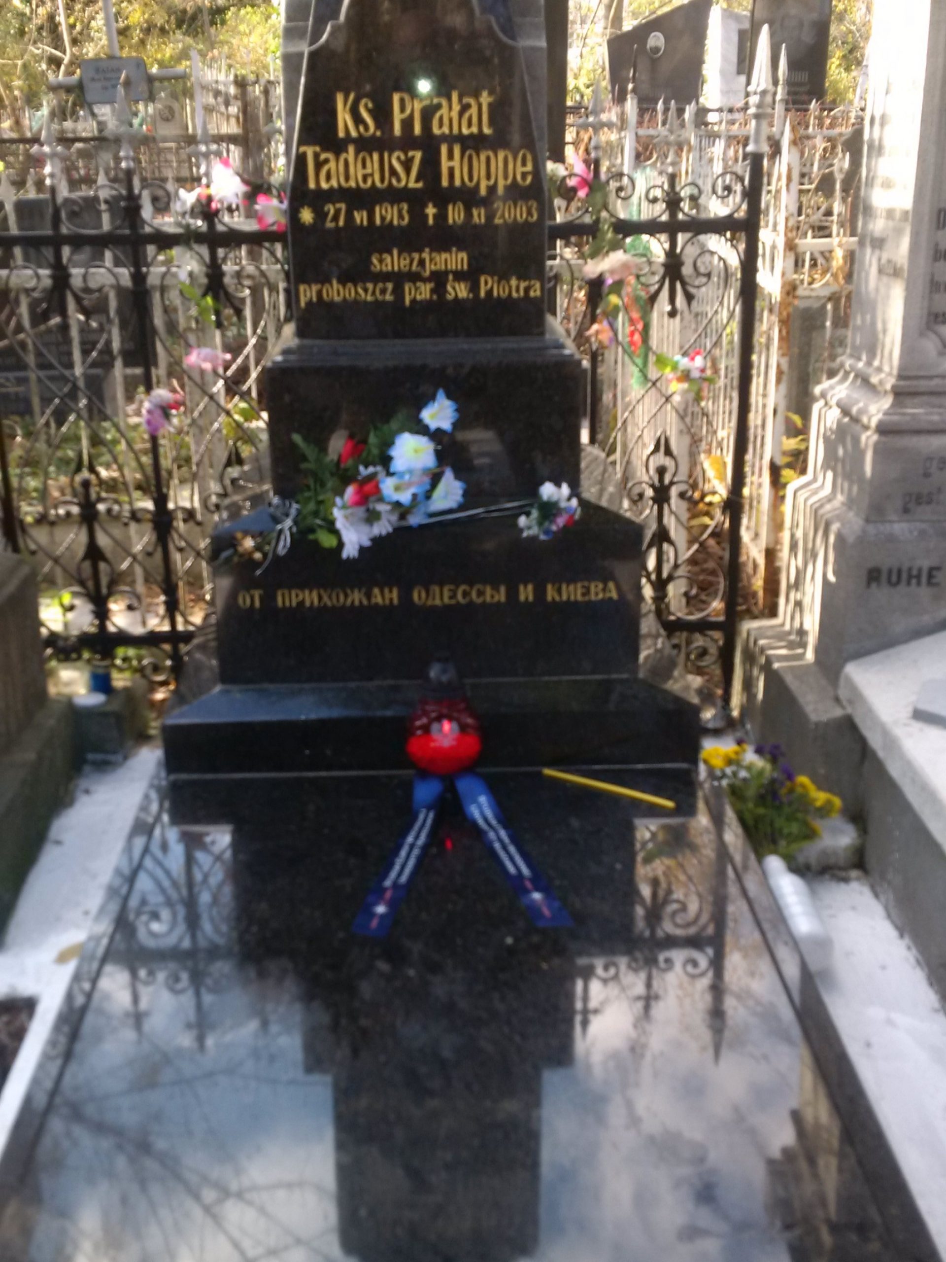 Grób Tadeusza Hoppe - księdza katolickiego, salezjanina, w latach 1958-2003 proboszcza parafii rzymskokatolickiej w Odessie