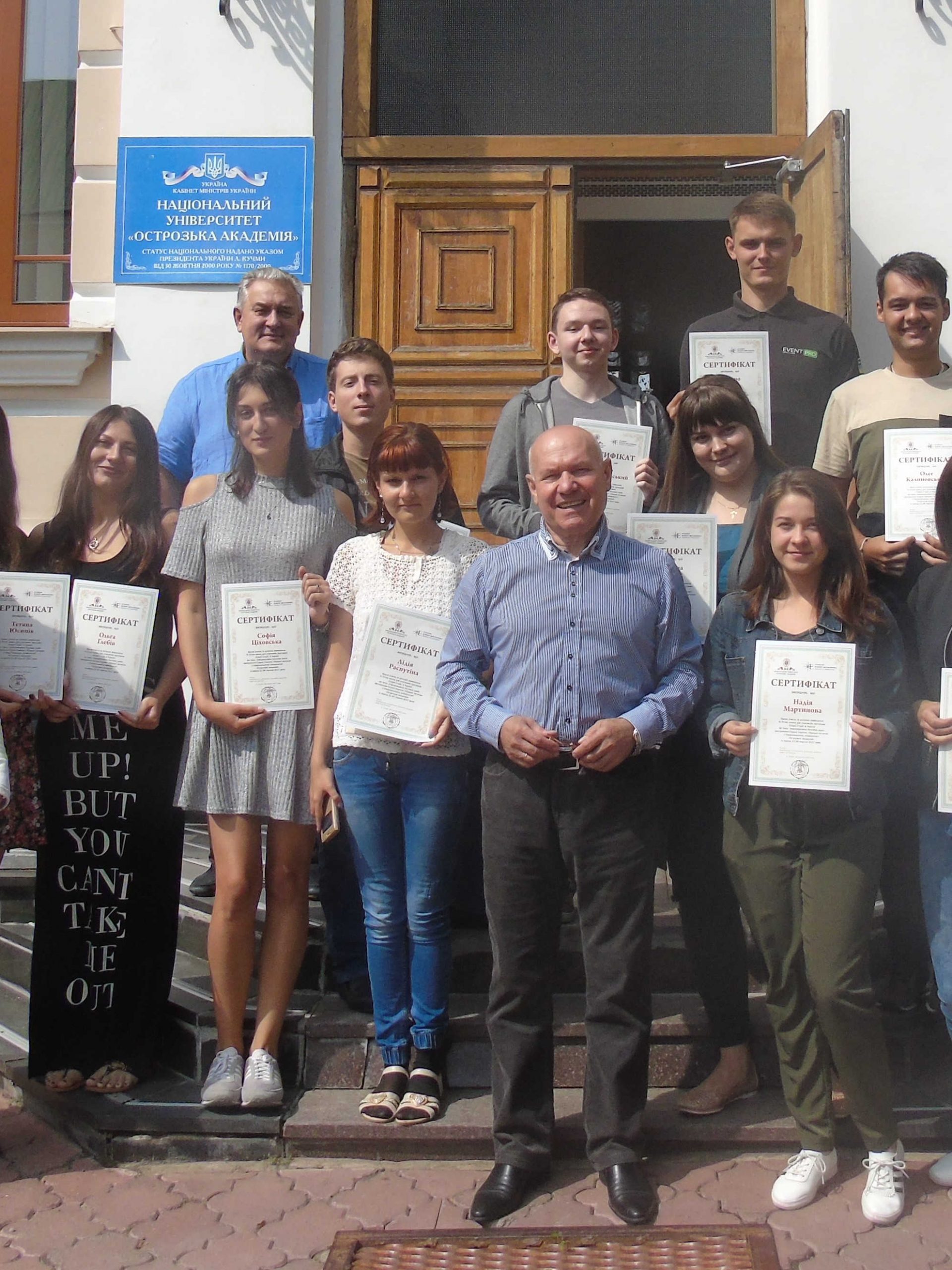 Wspólne zdjęcie wykładowców i studentów z rektorem akademii po wręczeniu certyfikatów.