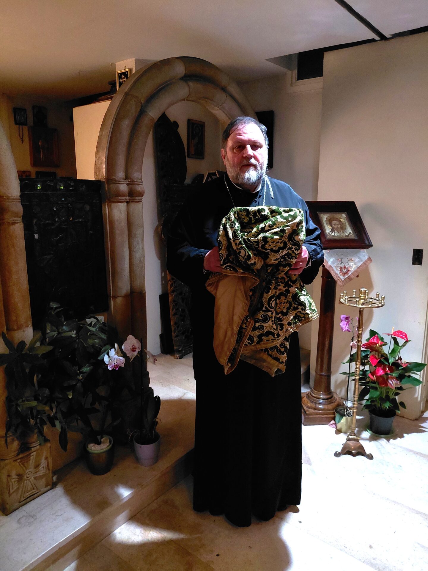 Odnalezione szaty liturgiczne św. Grzegorza Peradze w parafii św. Nino w Paryżu